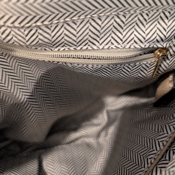 Jen And Co Vegan Leather Beige Crossbody Bag with Floral Strap - Picture 3 of 3